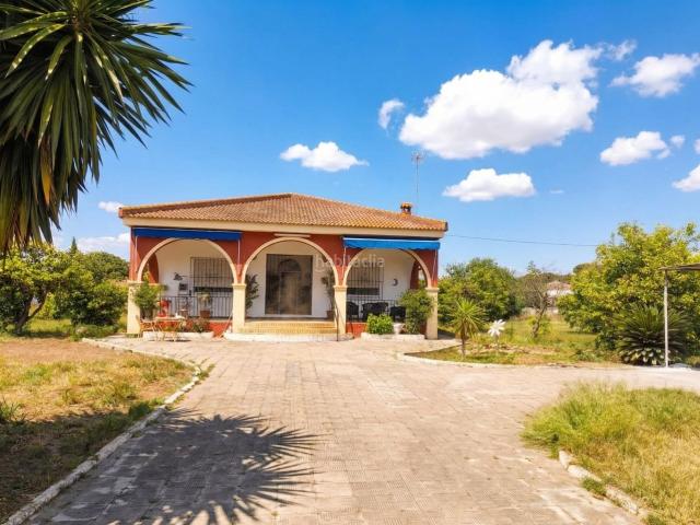 Chalet en venta en Hinojos. Atención amantes de la vida en plena naturaleza! Les presentamos la oportunidad de adquirir un cómodo chalet de una planta en la u. Chalets.