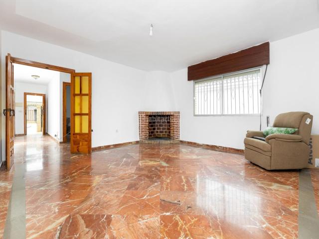 Chalet en venta en Huétor Vega. SE VENDE CHALET PARA REFORMAR CON PISCINA PROPIA Y PLAZA DE GARAJEEN HUETOR VEGA_GRANADA. Chalets Huétor.
