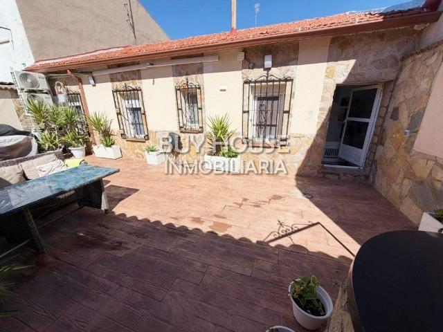 Chalet en venta en Illescas, Estación Cruz Roja. PRECIOSA Y MODERNA CASA BAJA DE UNA SOLA PLANTA TOTALMENTE REFORMADA CON ESPECTACULAR PATIO EN ILLESCAS. Chalets.