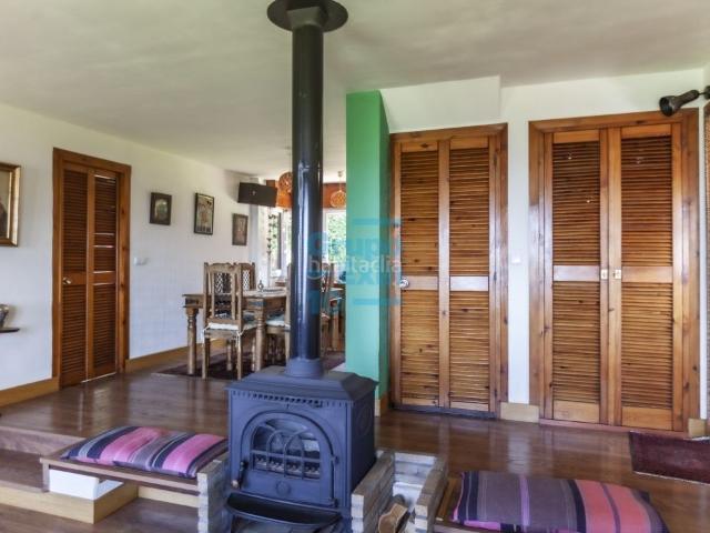 Chalet en venta en Irun, Lapice Larreaundi Olaberria Meaka. Casa individual en 3 plantas con vistas panorámicas a la bahía de Txingudi. Terreno propio de 9.287 m2 con arboles frutales y fron.