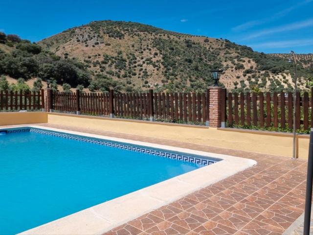 Chalet en venta en Iznájar. Se vende cortijo en Iznajar con 300 mt de vivienda construida dividida en 3 plantas y 11000 mt de parcela. Chalets.
