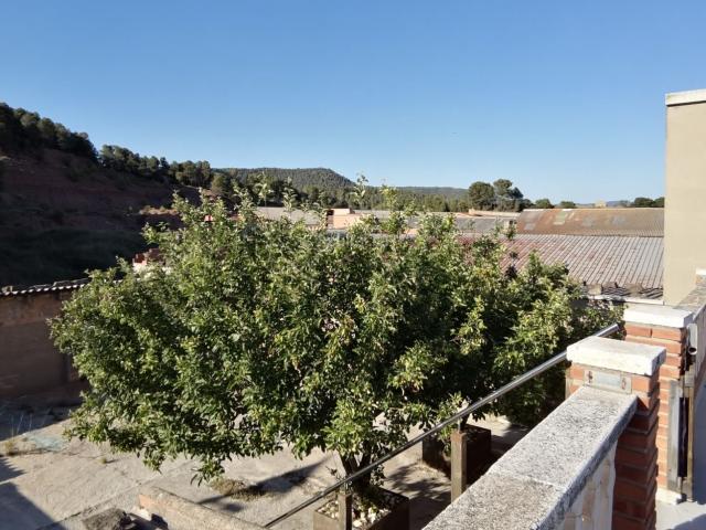 Chalet en venta en Jorba. Preciosa Masía rústica con terraza, amplio solar y jardín. Chalets.