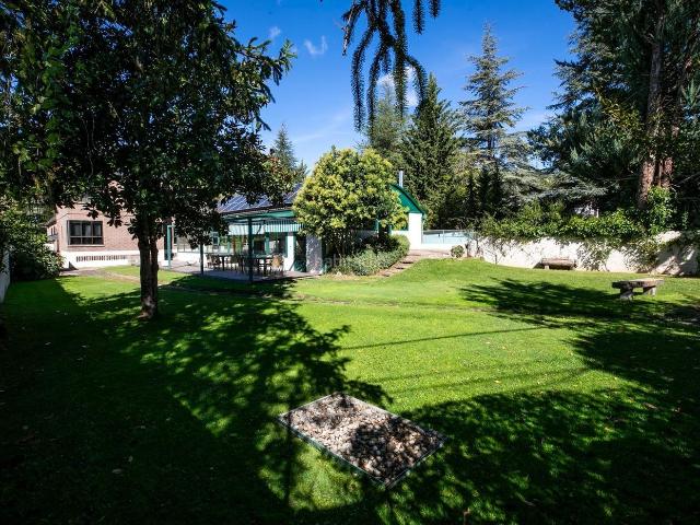 Chalet en venta en Jaca, Paseo de la Cantera. Exclusivo Chalet de Lujo en Jaca con Vistas Espectaculares y Zona Spa Privada. Chalets.