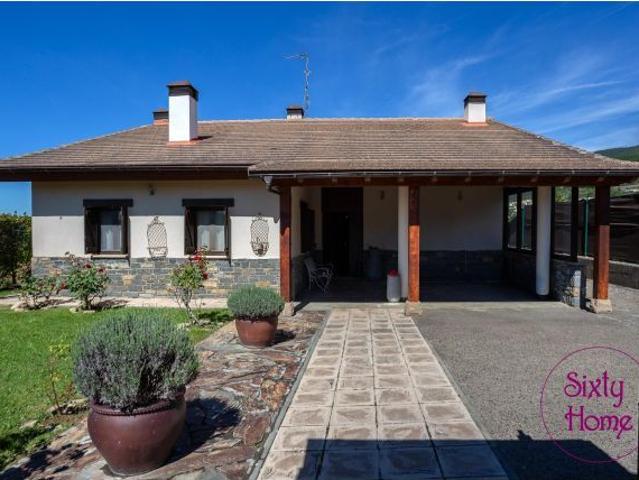 Chalet en Venta en Jacarilla, Huesca
