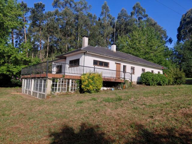 Chalet en venta en Oleiros, Nós. Chalet con parcela de 4000 m2 en Montrove Oleiros A Coruña. Chalets.