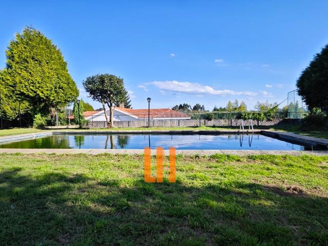 Chalet en venta en Oleiros, Oleiros Pueblo. Vivienda singular con parcela de 3.000m² con precioso jardín y excelente ubicación. Chalets.