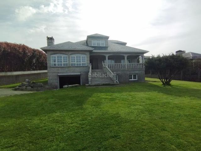 Chalet en venta en Oleiros, Oleiros Pueblo. Amplia vivienda unifamiliar con 2000 m2 de parcela urbana en La Pezoca. Chalets.