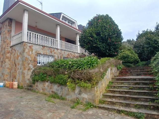 Chalet en venta en Oleiros, Oleiros Pueblo. Oleiros gran chalet con hermosa finca de 1800 m2. Chalets.