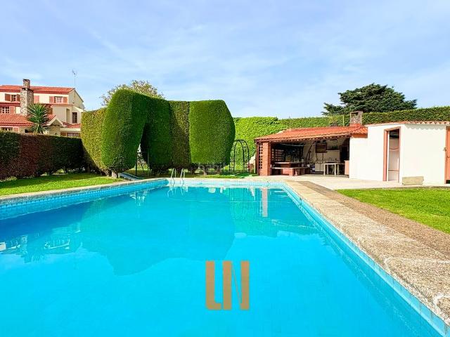 Chalet en venta en Oleiros, Perillo. Chalet independiente en Oleiros con piscina y pista de tenis. Chalets.