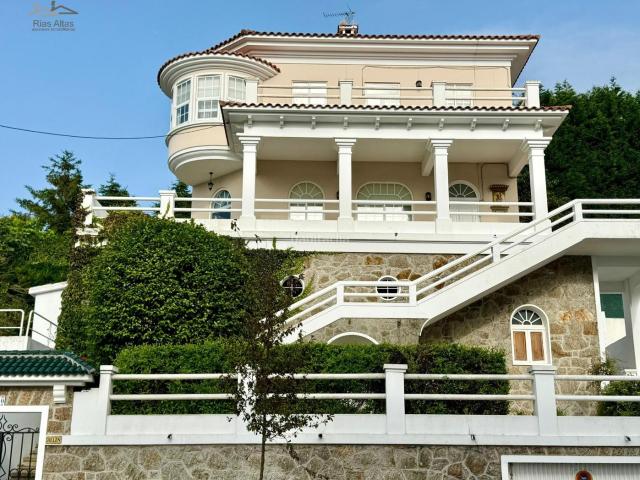 Chalet en venta en Oleiros, Perillo. El Chalet de tus sueños en Oleiros 5 habitaciones, chimenea y terrazas para disfrutar. Chalets.