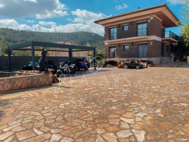 Chalet en venta en Olesa de Bonesvalls. CHALET CON PISCINA Y PARCELA PLANA. Chalets Olesa de.