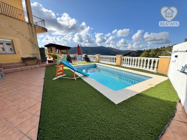 Chalet en venta en Vallirana. Espacio, privacidad, piscina y dos viviendas en una misma finca. Chalets.