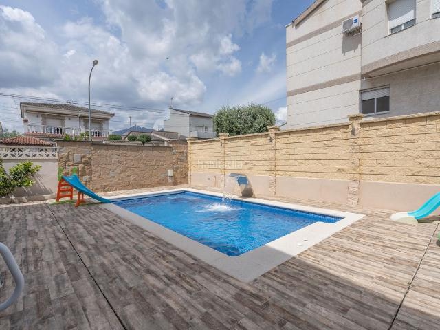 Chalet en venta en Olesa de Montserrat. ¡Casa en les Planes con jardín y piscina!. Chalets Olesa de.