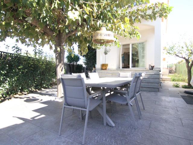 Chalet en venta en Olesa de Montserrat. Espectacular casa con vistas a Montserrat, patio, garaje y eficiencia energética de categoría B. Chalets Olesa de.