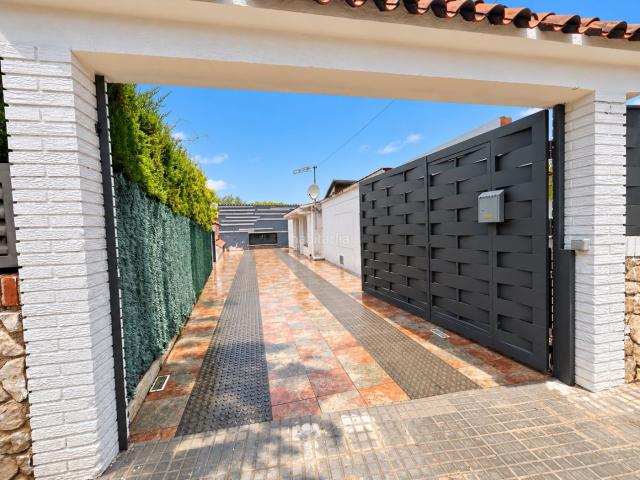 Chalet en venta en Olèrdola. Casa con piscina privada y amplio exterior en Olèrdola. Chalets.