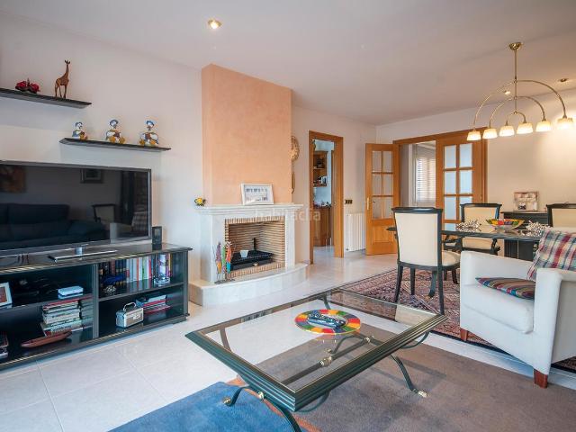 Chalet en venta en Olèrdola. Encantadora casa elegante con jardín en el corazón de Moja. Chalets.