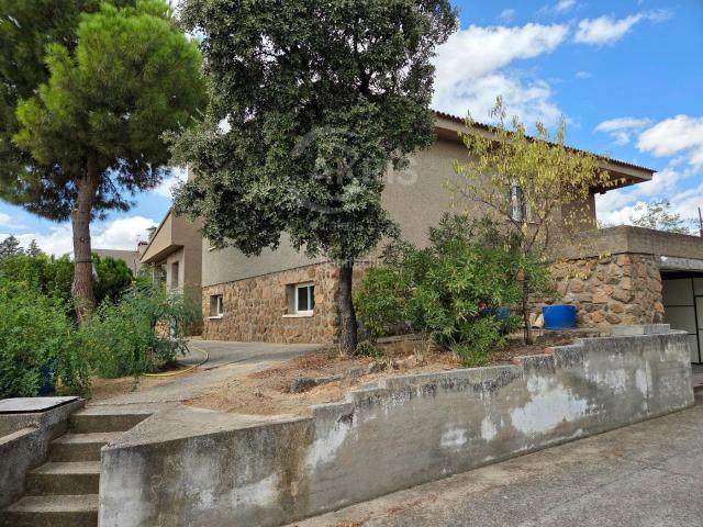 Chalet en venta en Olías del Rey. Hay casas que se compran. Esta se transforma. Chalets Olías del.