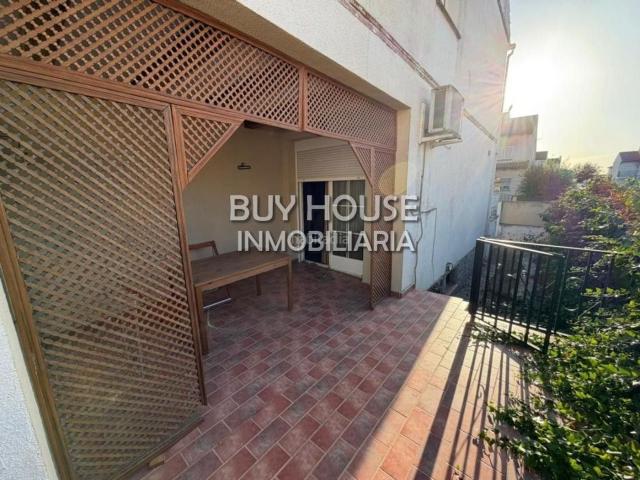 Casa adosada en venta en Olías del Rey. OPORTUNIDAD! CHALET ADOSADO DE ESQUINA DE 167 m2 CON 4 DORMITORIOS, BUHARDILLA Y GARAJE PARA 2 COCHES EN OLÍAS DEL REY. Casas adosadas Olías del.
