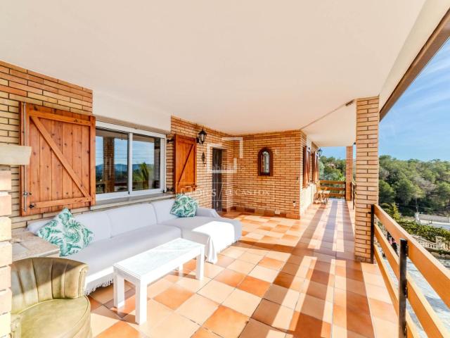 Chalet en venta en Olivella. Espaciosa villa de 5 dormitorios con piscina y licencia turística, en venta en Olivella. Chalets.