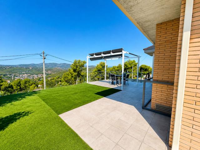 Chalet en venta en Olivella. Villa de obra reciente con piscina salina. Chalets.