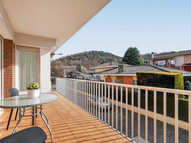 Chalet en venta en Olot. Olot Casa pareada con amplio garaje, espacios polivalentes y posibilidad de ampliación. Chalets.