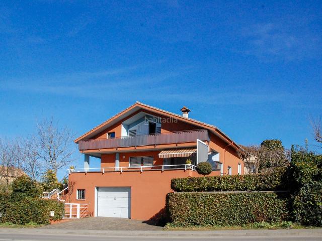 Chalet en venta en Olot. CHALET CON JARDÍN, ASCENSOR Y VISTAS EN LA ZONA RESIDENCIAL DE LES FONTS BATET OLOT. Chalets.