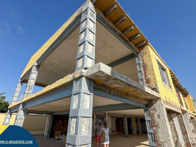 Chalet en venta en Orihuela, Cabo Roig. Villa con piscina privada, en la provincia de Alicante, en Orihuela Costa. 5 habitaciones 668 m² A 305 metros del mar. Chalets.