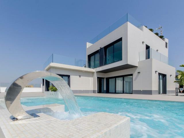 Chalet en venta en Orihuela, Campoamor. Espectacular villa de diseño moderno a 300 metros del mar. Chalets.