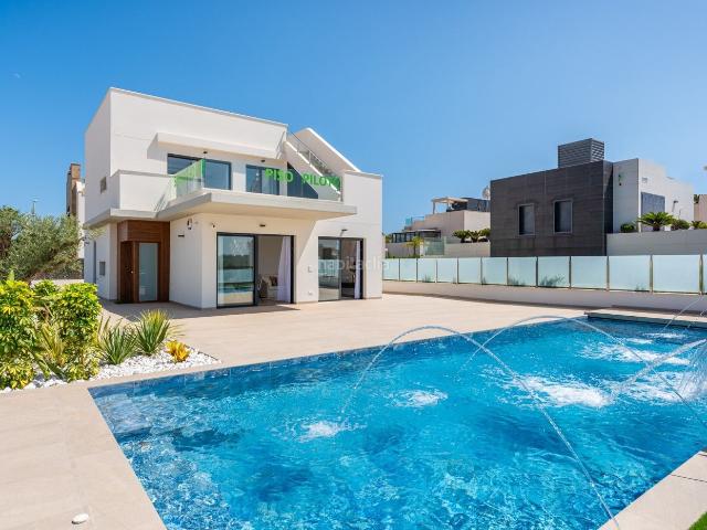 Chalet en venta en Orihuela, Campoamor. Increíble Villa a 300m de la Playa con Piscina Privada. Chalets.