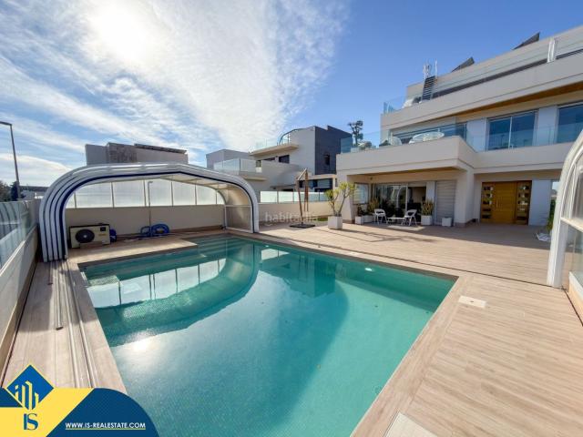 Chalet en venta en Orihuela, Campoamor. Villa con piscina privada, en la provincia de Alicante, en Orihuela Costa. 4 habitaciones 349 m² A 300 metros del mar. Chalets.