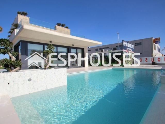 Chalet en venta en Orihuela, Campoamor. Villa independiente de obra nueva con piscina privada en Dehesa de Campoamor. Chalets.