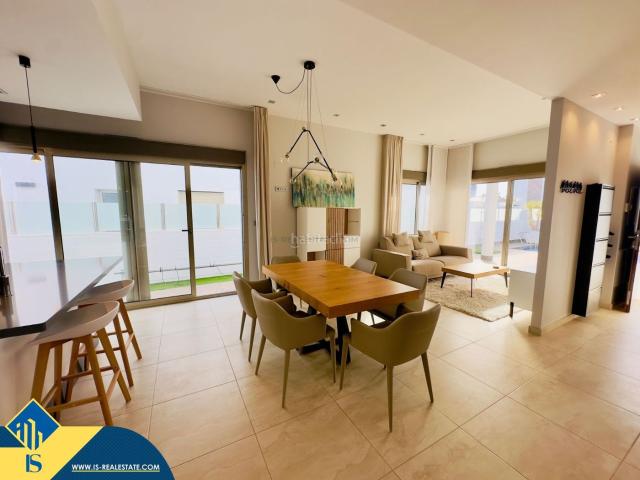 Chalet en venta en Orihuela, Lomas de Cabo Roig Los Dolses. Villa con piscina privada, en la provincia de Alicante, en Orihuela Costa. 5 habitaciones 221 m² A 2,5 kilómetros del mar. Chalets.