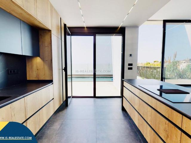 Chalet en venta en Orihuela, La Florida. Villa con piscina privada, en la provincia de Alicante, en la ciudad de Torrevieja, en el barrio de Los Balcones. 3 habitaciones. Chalets.