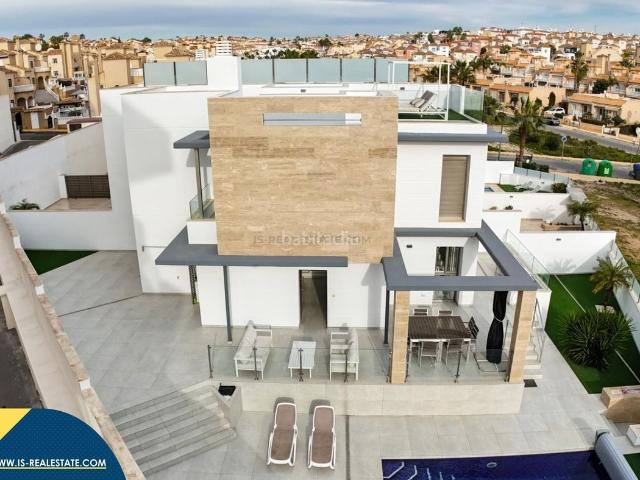 Chalet en venta en Orihuela, Villamartín Las Filipinas. Villa con piscina privada, en la provincia de Alicante, en Orihuela Costa. 4 habitaciones 148 m² A 4,5 kilómetros del mar. Chalets.