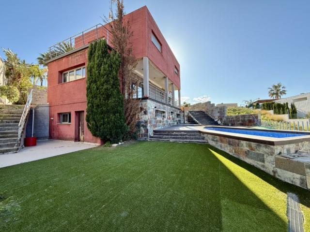 Chalet en venta en Oropesa del Mar, La Renegà Torre Bellver Les Platgetes. Villa independiente con piscina y gran potencial en urbanización exclusiva cerca del mediterráneo. Chalets Oropesa del.