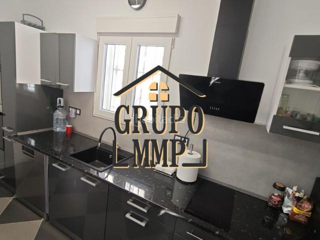 Chalet en venta en Oropesa del Mar, Playa Morros de Gos. Tu oasis junto al mar! Chalet versátil con 2 viviendas independientes y patio privado a 150m de la playa. Chalets Oropesa del.
