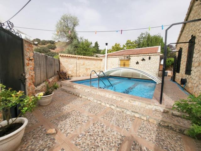 Chalet en venta en Ossa de Montiel. Impresionante chalet en venta con piscina propia y garaje. Chalets Ossa de.