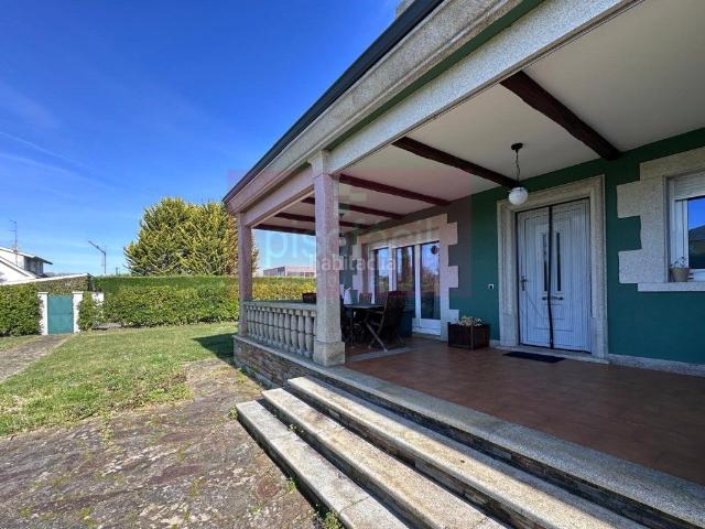 Chalet en venta en Outeiro de Rei. CHALET INDEPENDIENTE CON EXCELENTES CALIDADES A UN PASO DE LUGO. Chalets Outeiro de.