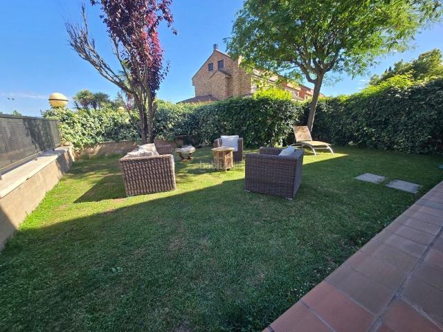 Casa en venta en Logroño, Avenida Madrid. Espectacular chalet adosado en esquina con amplio jardin en Avda de MadridLOGROÑO. Casas.