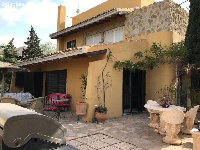 Chalet en venta en La Azohía con piscina y amplio jardín