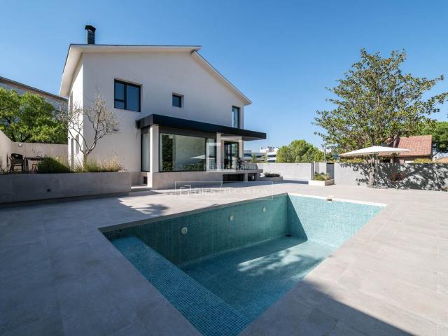 Chalet en venta en La Moraleja, Arroyo de la Vega. Vivienda independiente en venta totalmente reformada y con buenísima ubicación en Alcobendas. Chalets La.
