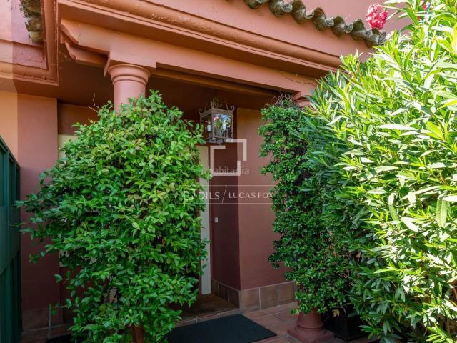 Chalet en venta en La Moraleja, Encinar de los Reyes. Excelente pareado en esquina de cuatro dormitorios en El Encinar de los Reyes. Chalets La.