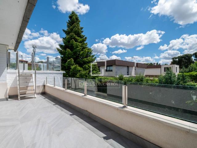 Chalet en venta en La Moraleja, El Soto de la Moraleja. Exclusiva casa pareada en venta en La Moraleja, Madrid. Chalets La.