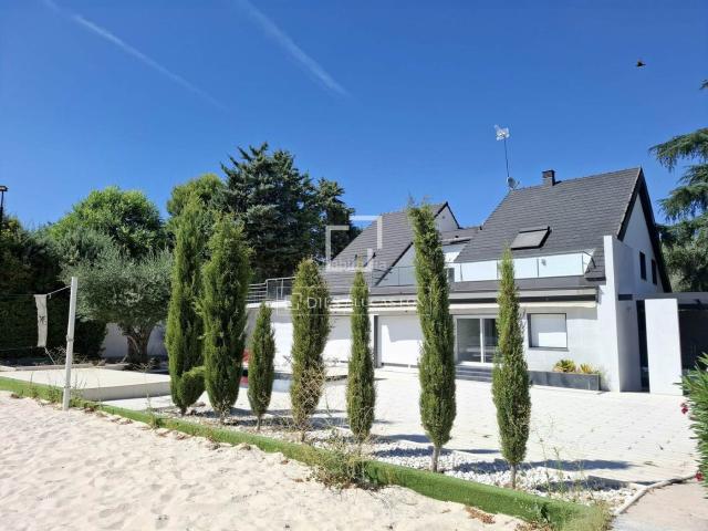 Chalet en venta en La Moraleja, Urbanización La Moraleja. Casa o vivienda independiente en venta sobre parcela de 1.600m2 en La Moraleja Urbanización, Madrid. Chalets La.