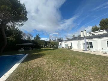 Chalet en venta en La Moraleja, Urbanización La Moraleja. Casa villa en excelentes condiciones de cinco dormitorios en venta en la urbanización de La Moraleja. Chalets La.