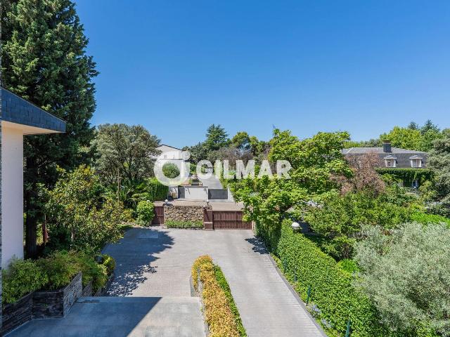 Chalet en venta en La Moraleja, Urbanización La Moraleja. Chalet Independiente en La Moraleja de 1.300 m2 en parcela de 2.680 m2 repartido en 3 plantas. Cuenta con 9 dormitorios, 8 baños. Chalets La.