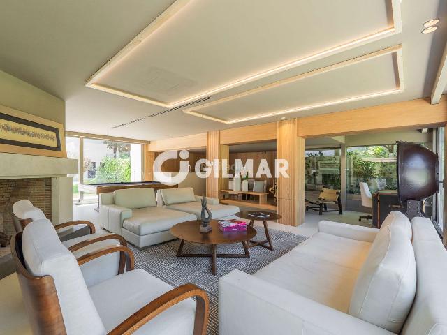 Chalet en venta en La Moraleja, Urbanización La Moraleja. Chalet Independiente en La Moraleja de 1.499 m2 repartido en 3 plantas. Cuenta con 7 dormitorios.DISTRIBUCIÓNSÓTANO zona de servic. Chalets La.