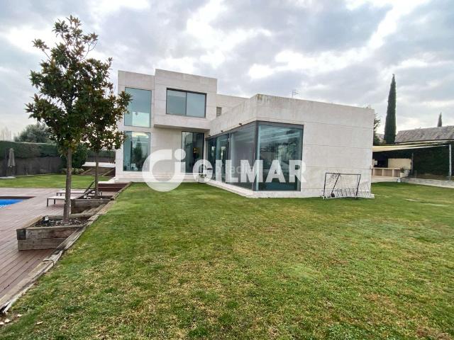 Chalet en venta en La Moraleja, Urbanización La Moraleja. Presentamos una excepcional mansión de lujo con piscina climatizada y gran parcela 782 m Parcela 2.725 m. Solo publicamos una im. Chalets La.