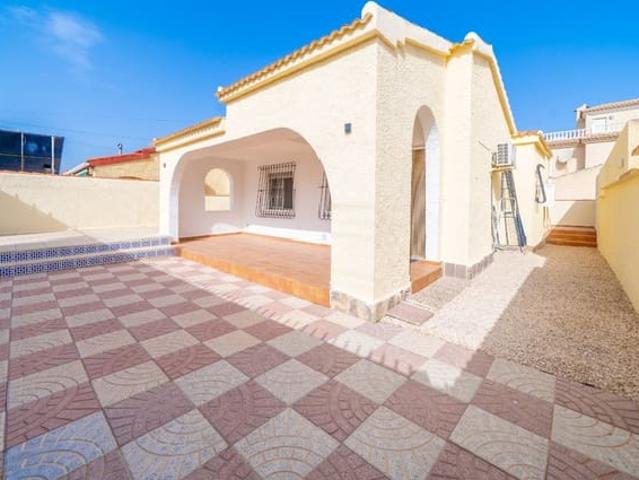Chalet en venta en La Marina, Alicante Costa Blanca