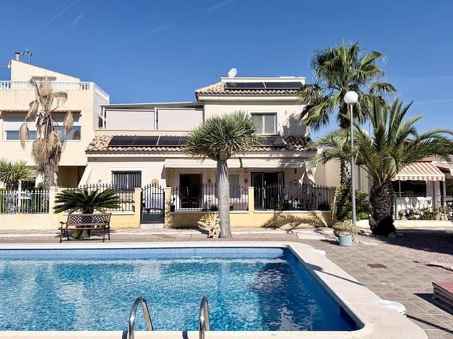 Chalet en venta en La Marina, Alicante Costa Blanca